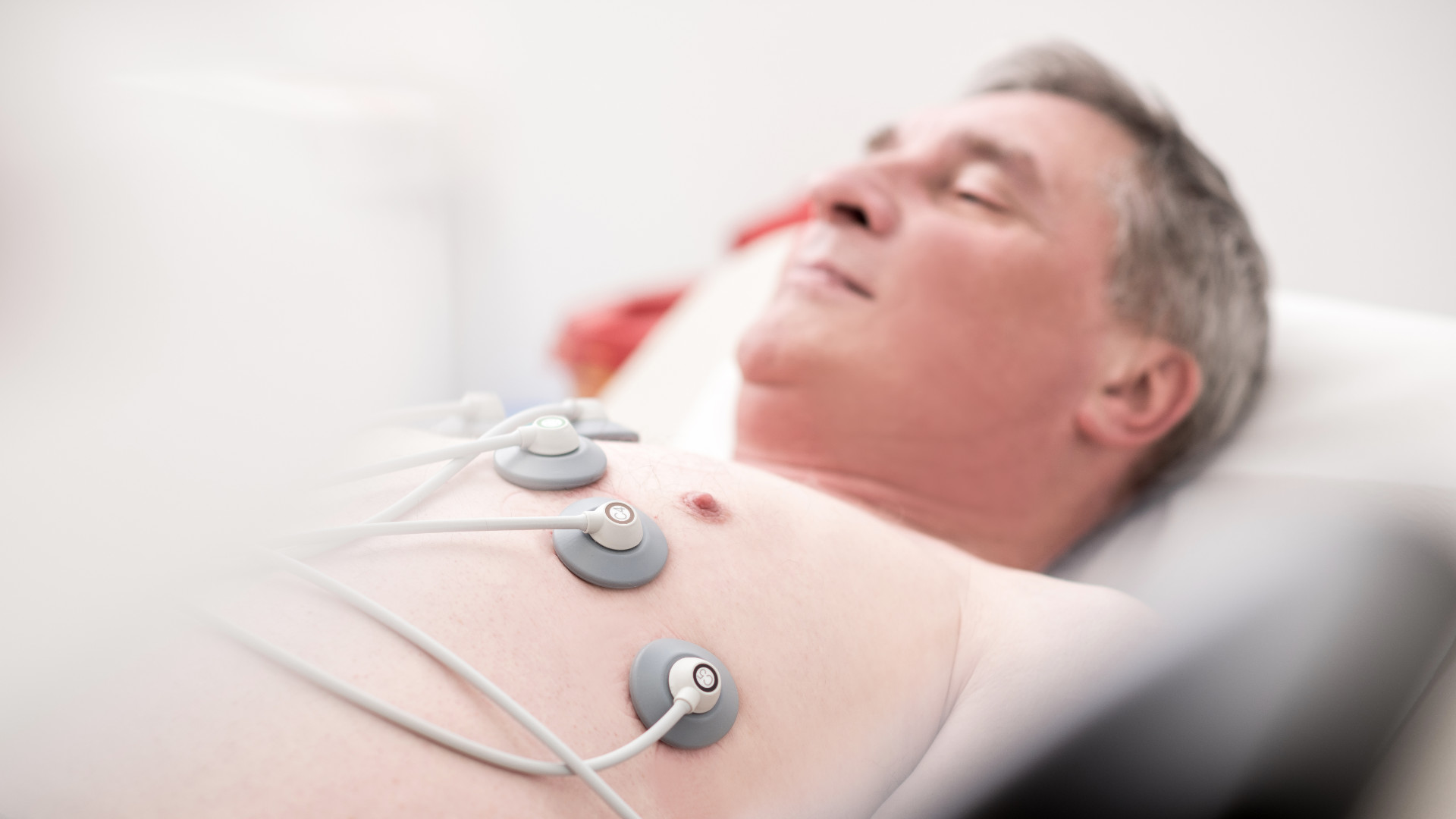 Senior ist an einem EKG Gerät angeschlossen  in der kardiologischen Praxis Sinzing Regensburg