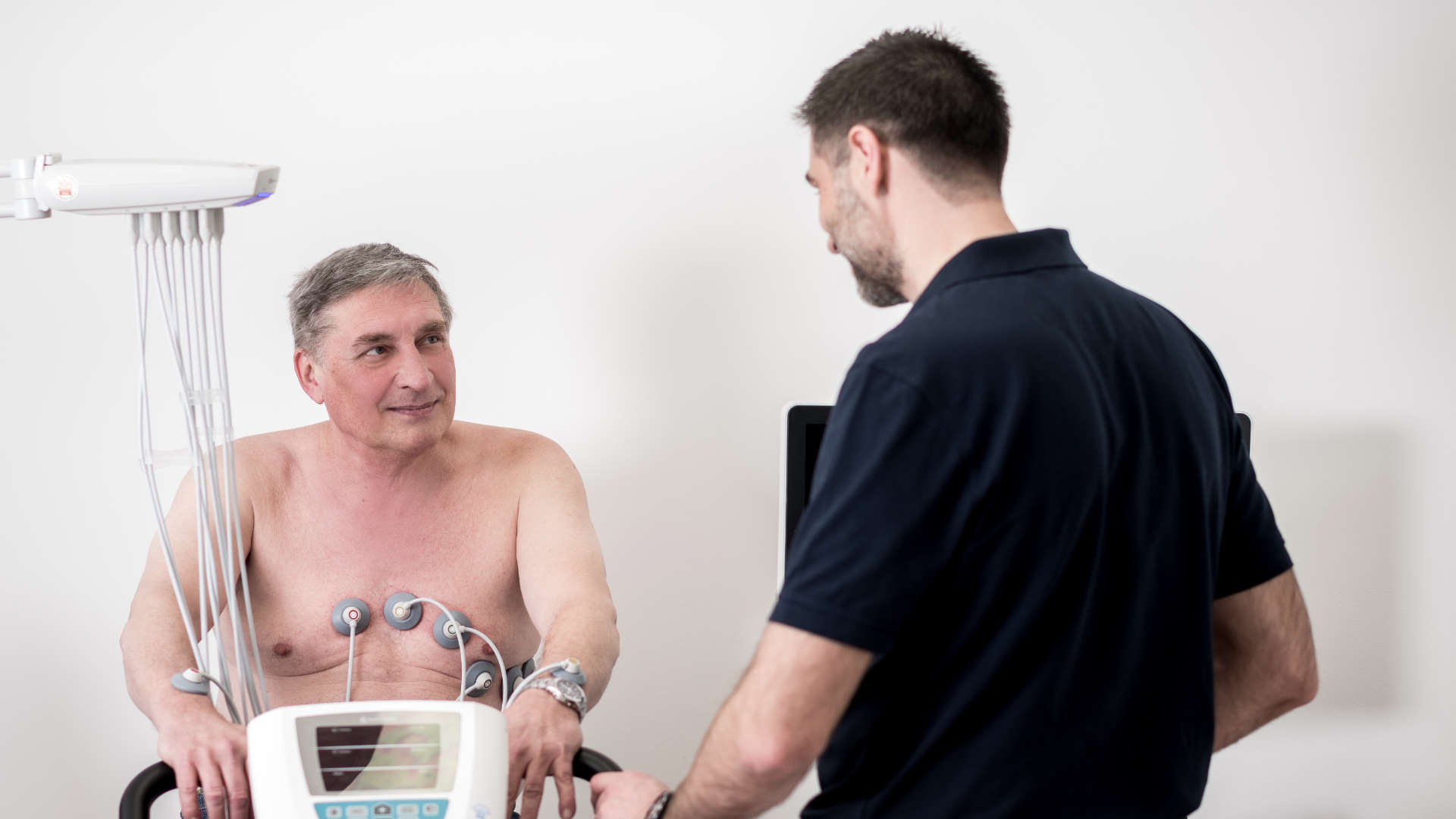 Belastungs-EKG bei einem Senior  in der kardiologischen Praxis Sinzing Regensburg