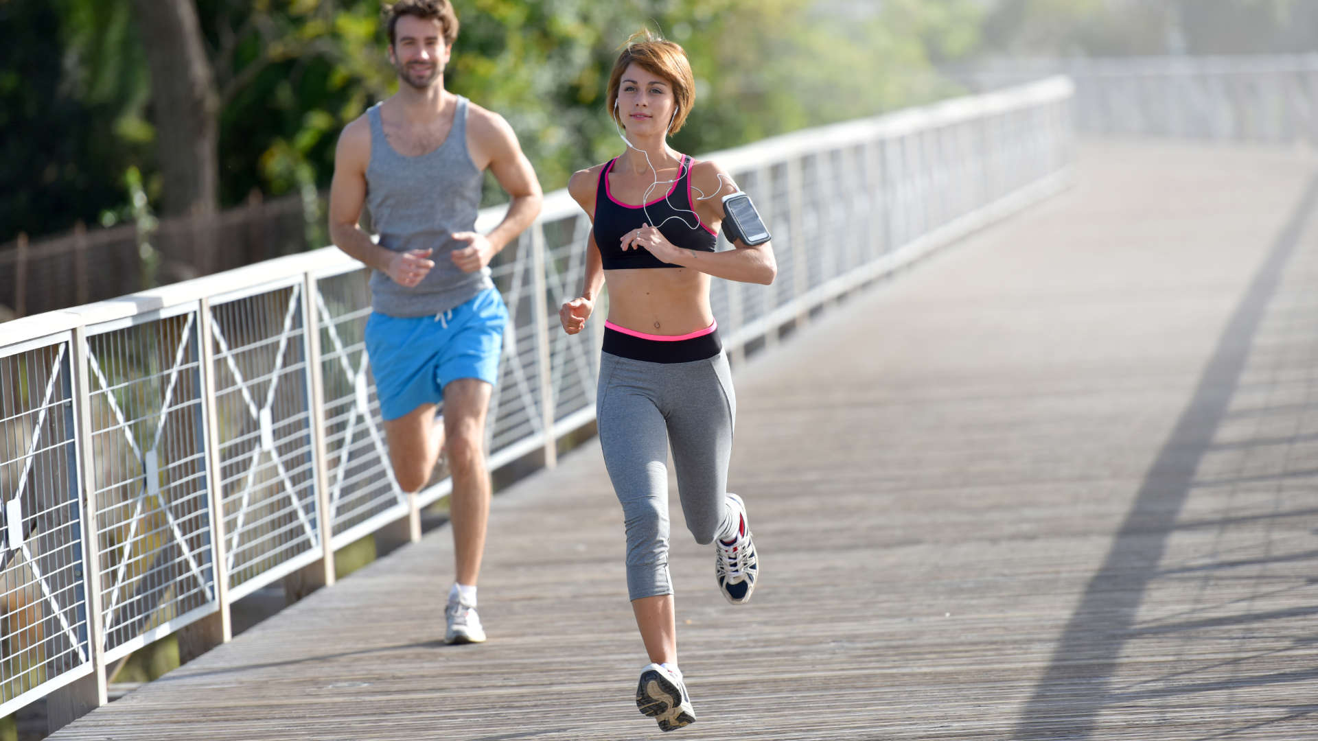 Zwei Sportler joggen in Regensburg